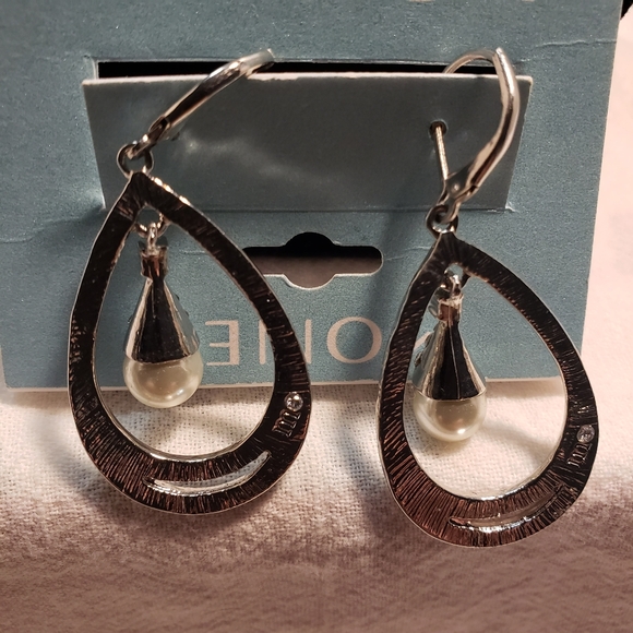 Vintage Monet Bridal Collection Silvertone Cubic Zirconia & Faux Pearl earrings - Picture 4 of 8